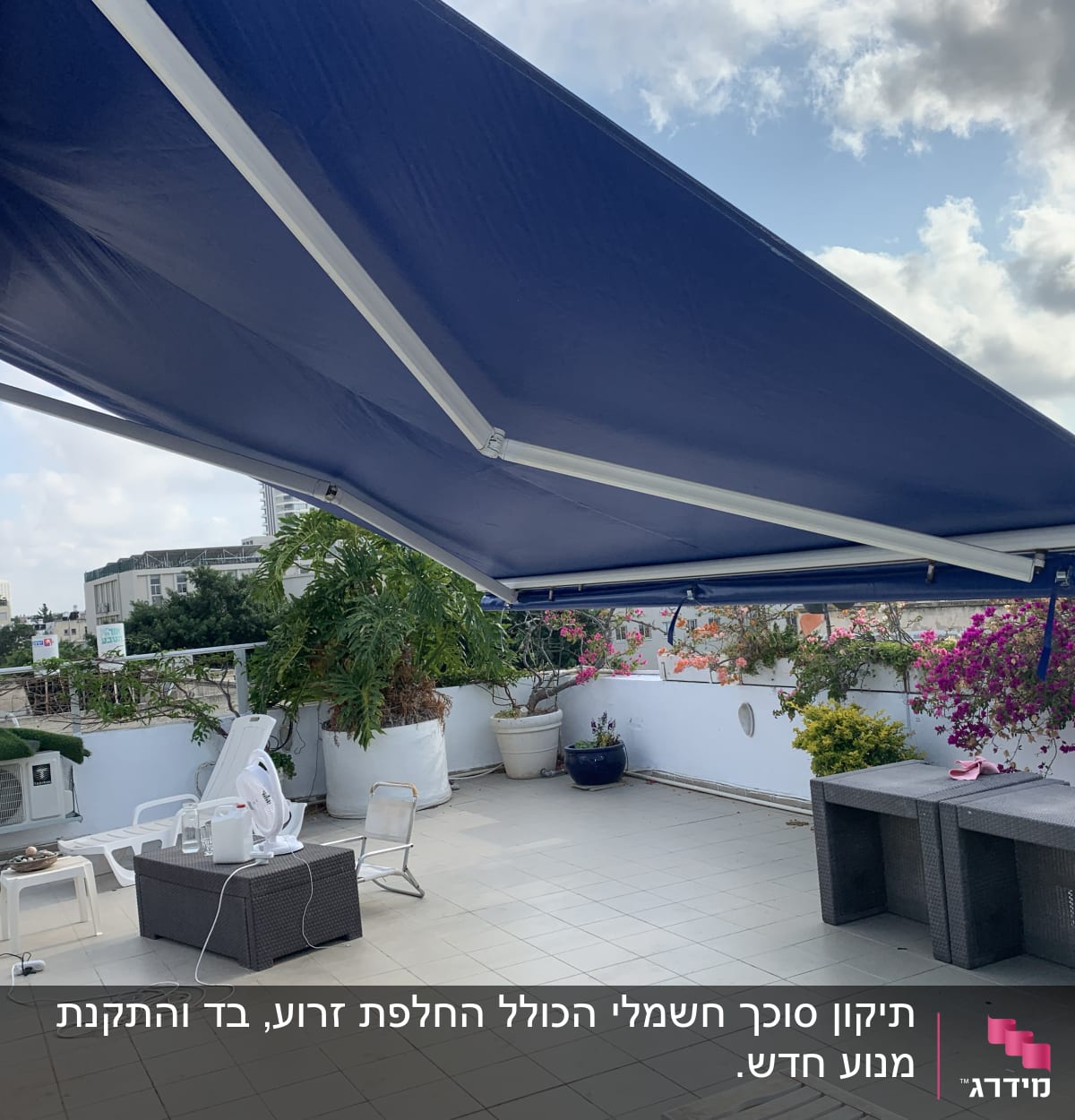 סוכך כחול מותקן על קיר מרפסת